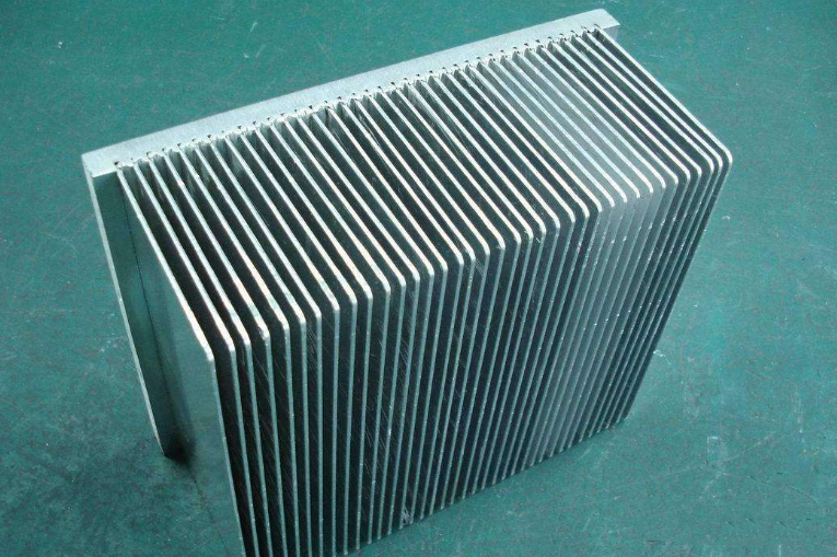 insert fin heat sink أدخل المشتت الحراري للزعنفة