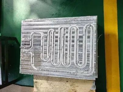 Water-cooled plate runner design تصميم عداء لوحة مبردة بالماء