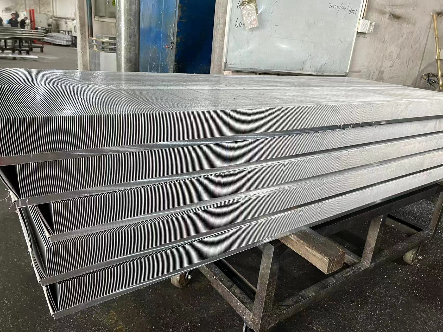 يوفر Winshare Thermal High Power Energy Storage Skived Fin Heap Tipe بالارتداد الحراري المتفوق لأنظمة تخزين الطاقة. دمج تقنية الزعنفة المتقدمة المتقدمة مع أنابيب الحرارة النحاسية عالية الكفاءة ، يضمن هذا الحار الحراري الإدارة الحرارية المثلى ، وتعزيز موثوقية النظام والأداء في تطبيقات مضغوطة وعالية الطاقة.